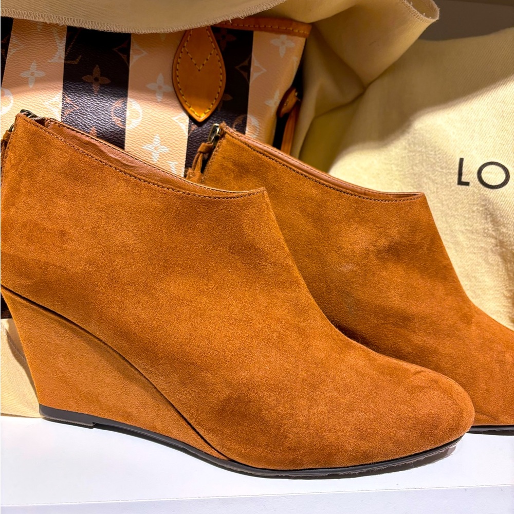 Wedge Heel Ankle Bootie

Sz 10 M Narrow fit